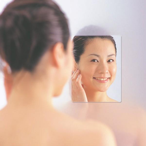 湯気の中でもくもらずスッキリ！簡単！吸着シートだから貼り替えOK！はがした跡も残りません。樹脂製ミラーだから軽くて割れません。湯気の中でも、くもらないフィルムをラミネートしています。貼り付けられる面（光沢のある平らな面に貼り付けられます）鏡...