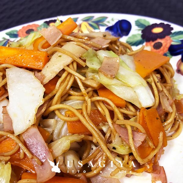 ■原材料名【麺】小麦粉（国内製造）、食塩 / 酒精、かん水、貝Ca、クチナシ色素、加工でん粉、(一部に小麦を含む)【ソース】糖類（ぶどう糖果糖液糖、砂糖）、醸造酢（国内製造）、野菜・果実（トマト、たまねぎ、りんご、その他）、醤油、食塩、アミ...