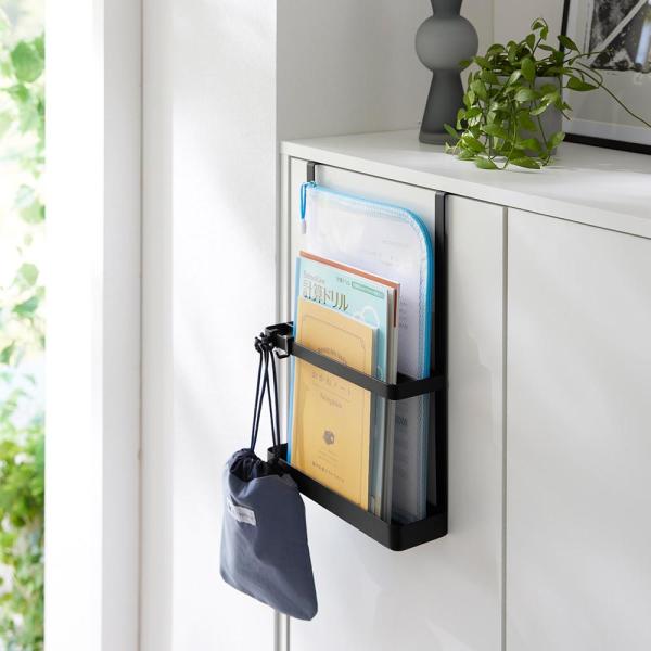 ■特長宿題・タブレット・雑誌など、よく手に取る物をキャビネットの扉に引っ掛けて一括収納！浮かせて収納できるのでお掃除もラクラク。リビング学習をする際の収納場所としても。仕切りがあるので収納しやすいです。取り外し可能なフック付き。■サイズ外寸...