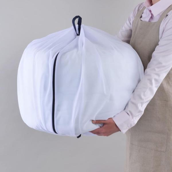 ■特長最大内径約70cm！大容量で毛布が1枚丸ごと洗える洗濯用ネットです。洗濯物の容量に合わせてふくらむので、シングルサイズの掛け布団のような大物洗いから、衣類や小物などのまとめ洗いまで幅広く使えます。大容量なのに、マチ部が「じゃばら」にな...