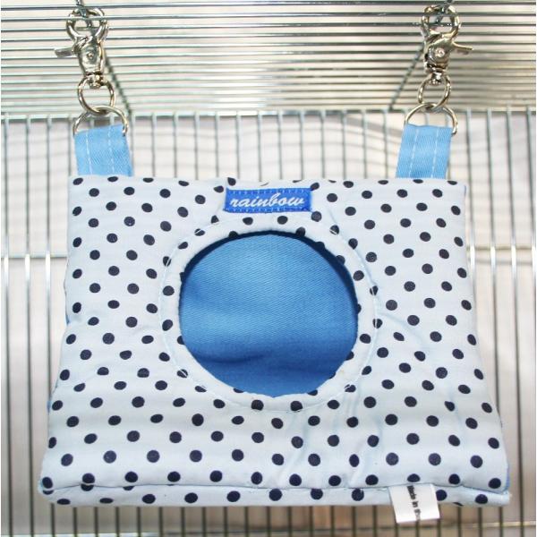 小型インコ楽しく遊べるさんかくトンネル。パステルカラーがかわいい小鳥のたのしいトンネル。【サイズ】幅約１５ｃｍ　奥行約１４ｃｍ　高さ約１３ｃｍ　取り付け部分約８ｃｍ　【素材】コットン、ポリエステル【販売元】レインボー　大阪府摂津市商品の色、...