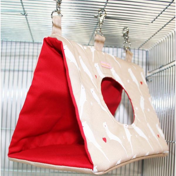 中型インコたちにピッタリ！楽しく遊べておうちにもなるさんかくトンネル。あっちからもこっちからも出入り自由の遊べる空間です。おしゃれなオカメインコシルエットプリントです。【サイズ】幅約２５ｃｍ　奥行約１８ｃｍ　高さ約１７ｃｍ　取り付け部分約８...