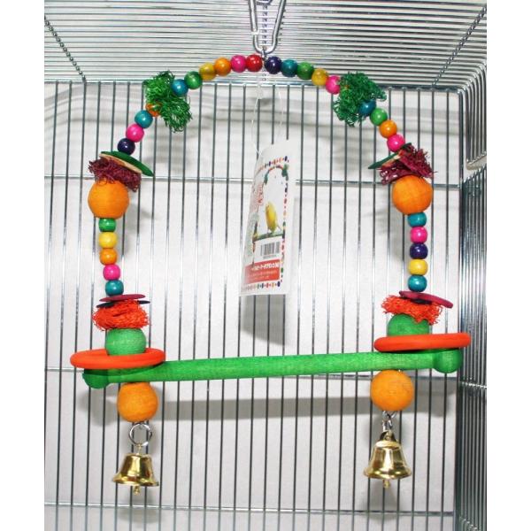 レインボーバードトイシリーズカラフルでエスニックな手作りおもちゃシリーズ。大小の木製ビーズやヘチマ・ココナッツ片をエスニック調いっぱいに仕上げたカラフルなブランコ。【サイズ】幅約２１．５ｃｍ　高さ約２１ｃｍ（取り付け部分はのぞく）【素材】天...