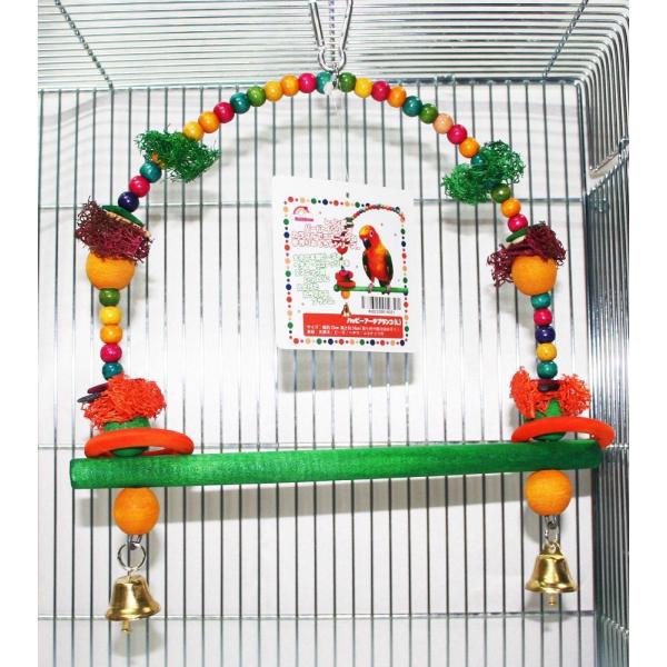 レインボーバードトイシリーズカラフルでエスニックな手作りおもちゃシリーズ。大小の木製ビーズやヘチマ・ココナッツ片をエスニック調いっぱいに仕上げたカラフルなブランコ。【サイズ】幅約２５ｃｍ　高さ約２４ｃｍ（取り付け部分はのぞく）【素材】天然木...