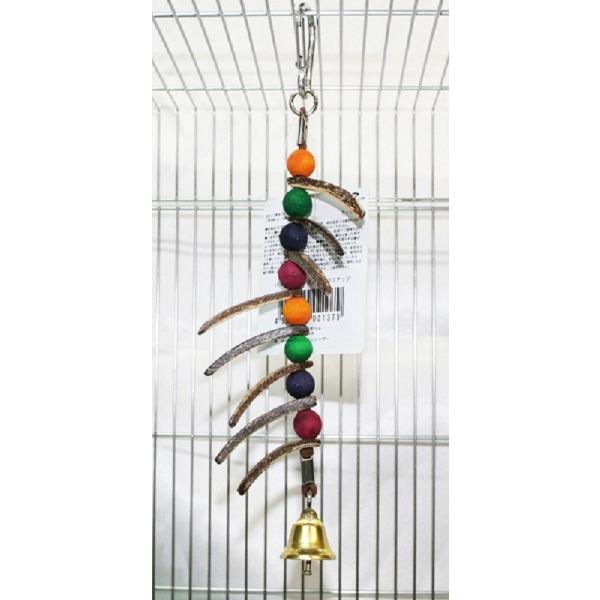 レザーや木製パーツ・ココナッツやヘチマなどを使ったカラフルでエスニックな楽しい手作りおもちゃです。ココナッツチップがくるくる回る楽しいスイングトイ。【サイズ】幅：約８ｃｍ高さ：約１８ｃｍ取り付け部分：約５ｃｍ【原材料】天然木、ココナッツ、レ...