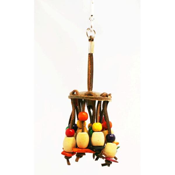 レザーや木製パーツ・ココナッツやヘチマなどを使ったカラフルでエスニックな楽しい手作りおもちゃです。レザーの紐を引っ張ればじゃらじゃら揺れます。【サイズ】幅：約８ｃｍ高さ：約１３ｃｍ取り付け部分：約５ｃｍ【原材料】天然木、ココナッツ、ココナッ...