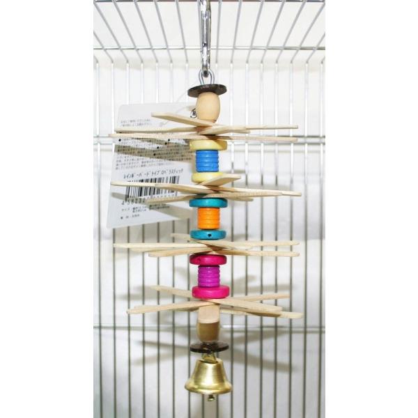 木製パーツや自然素材を使ったカラフルでエスニックな楽しい手作りおもちゃです。木製スティックを重ね付けした楽しいくるくるトイ。【サイズ】幅：約１０．５ｃｍ奥行き：約１０．５ｃｍ高さ：約２１ｃｍ取り付け部分：約５ｃｍ【原材料】天然木【原産国】フ...