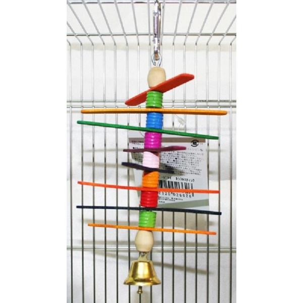 木製パーツや自然素材を使ったカラフルでエスニックな楽しい手作りおもちゃです。カラフルな木製スティックを組み合わせた小鳥のおもちゃです。【サイズ】幅：約１０．５ｃｍ高さ：約２０ｃｍ取り付け部分：約５ｃｍ【原材料】天然木【原産国】フィリピン【販...