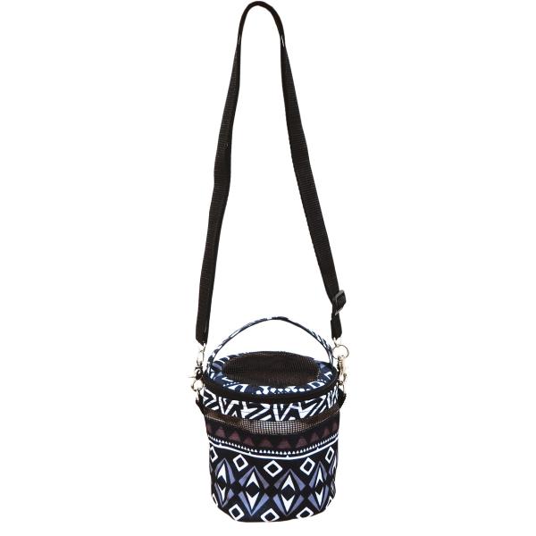 メッシュ窓のついた小動物用ドラム型ポーチです。おでかけがますます楽しくなるね！中にはフリース製のふとんが入っています。後ろ側にはミニカイロが入るポケットがついています！！【サイズ】直径約１３ｃｍ　高さ約１４ｃｍ　ショルダー部分約１２５ｃｍ〜...