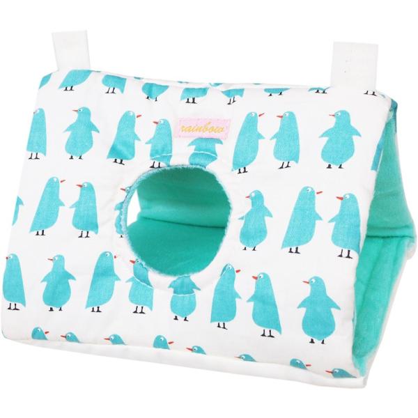 かわいいペンギン柄のコットン生地のさんかくトンネルです。内側はふんわりボアです。中型インコにピッタリのＭサイズです。【サイズ】幅約２０ｃｍ　奥行約１３ｃｍ　高さ約１３ｃｍ　取り付け部分約８ｃｍ　【素材】コットン、ポリエステル【販売元】レイン...