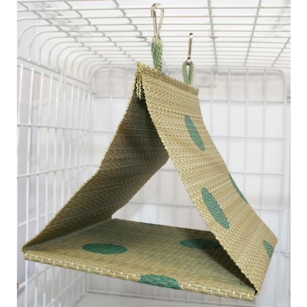 熊本県産のい草で編み込みました。敷物のいわゆる「ござ」を生地として、三角に折り、底は網目を交差させて2重に貼り合わせて小鳥用のテントを作りました。緑のドット柄のプリントは涼しさも感じさせてくれます。い草には、空気清浄力や消臭作用もあり、快適...