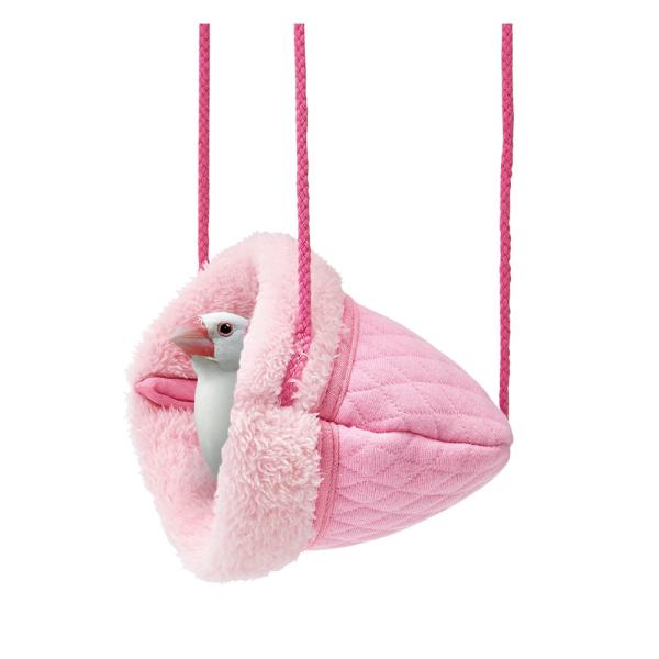 かわいい小鳥たちにぴったりのやさしいカラーの布製ハウスです。ケージにつるせるひも付き好きなところに結ぶだけで簡単にケージに設置できます【サイズ】約W120xD130xH120mm【原産国】中国【販売元】マルカン　大阪府大阪市