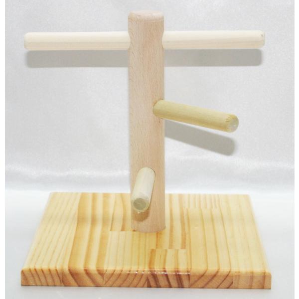 放鳥時や体重測定の時に役立つ木製の止まり木スタンド。シンプルなＴ型タイプに止まり木が２つ付きました。台座は、全てウレタン塗装仕上げ、糞尿の後が残りにくくふき取りやすいです。【仕様】止まり木　１５Φ【サイズ】Ｗ１９７×Ｄ１９７×Ｈ２００ｍｍ【...