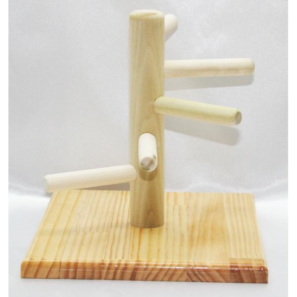 放鳥時や体重測定の時に役立つ木製の止まり木スタンド。上り下りが楽しい階段タイプ。台座は、全てウレタン塗装仕上げ、糞尿の後が残りにくくふき取りやすいです。【仕様】止まり木　１５Φ【サイズ】Ｗ１９７×Ｄ１９７×Ｈ２００ｍｍ【販売元】ジービー　愛...