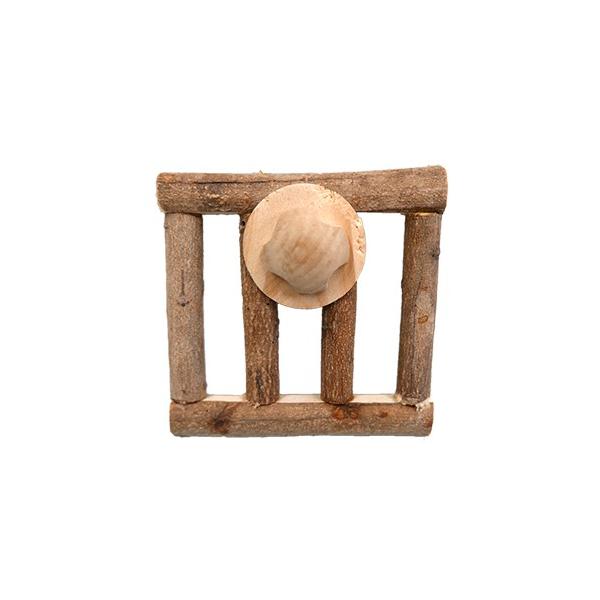 コンフォートケージの小窓にぴったり！スプリングのがじがじ防止に！！竹ピン使用のため安心。金属は使用していませんので安心。自然木そのままなので、かじり木として最適です。ウッドネジ一個付属。 【サイズ】 約１００×１００ｍｍ【原産国】ベトナム【...