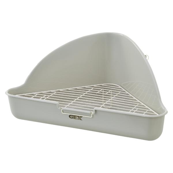 お部屋に溶け込む落ち着いたムーングレーのうさぎ用トイレ●コーナー設置で省スペース！ケージ内ひろびろ！ ●いたずら防止！特殊構造のロック式スノコ●ケージにしっかり固定！便利なワンタッチフック●足やおしりが汚れず清潔！うんちが詰まりにくい広い網...