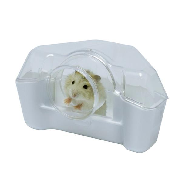 【商品説明】ハムスター用(中置き・外付け兼用)フード付き トイレです。 飼育容器内ではコーナーに置いたり、外付け ではサンコーの各種ハムスター用飼育ケージの サイドジョイント部に接続したり、専用パイプ を継ぐことで、小部屋として使用もでき、...
