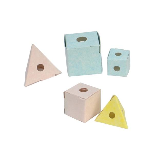 おやつを入れて簡単フォージング！考えながらエサ探しができるおもちゃです。フォージングとは、エサ探し行動【採餌(さいじ)】の事をいいます。野性下の小鳥たちは、一日の多くを食べ物を手に入れるための時間に費やしています。一方、飼育下の小鳥たちは、...