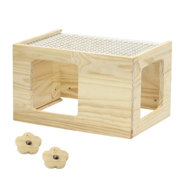 隠れたり、高い場所を楽しんだり。天面がメッシュの木製ハウスです。出入口が2ヶ所あり、トンネルのように通過できます！【サイズ】W 約295 × D 約210 × H 約175mm【材質】天然木、スチール【原産国】ベトナム【販売元】三晃商会