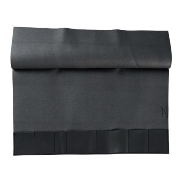 鋏など5〜6点ほどの盆栽道具を収納できる巻き物タイプのケースです。盆栽道具の持ち運び、保管に重宝します。合成皮革を使用しています。品　番：1196サイズ：開いた状態の場合の大きさ：約445mm×245mm重　量：約112g生産国：日本入　数：1個