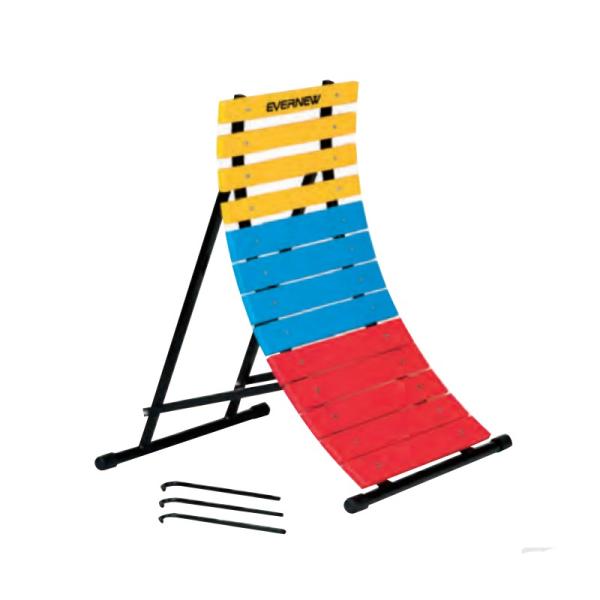 ベースフレームが開脚式！サイドに2本の補助支柱！エバニューの逆上がり補助器の特徴！蹴り上げに使う床面から近い部分は、足が挟まらない様に板の間隔を狭めています！土台フレームは直径3.4cmのスチールパイプを使用している為、しっかり安定して耐久...