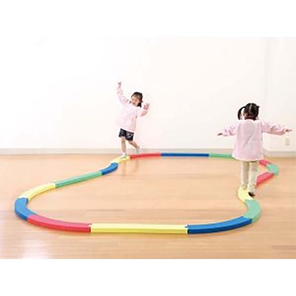 直線と曲線の組み合わせ方によって様々なバリエーションが可能でな平均台です。遊びながらにして運動感覚および想像力を身につけることができます。品　番：900404サイズ：直線：幅10×長さ80×高さ4cm、曲線：幅10×長さ65×高さ4cm、全...