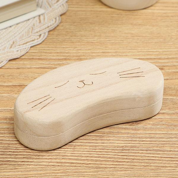 特別な思い出をしまう 猫ひげケース。縁起物ともされている愛猫の一部を大切に保管するための専用ケースです。防湿効果に優れた桐を使用。毛玉ケースとしてもお使いいただけます。全体：幅120 × 奥行60 × 高さ29