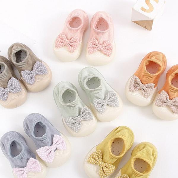 はいはいを卒業する時期の歩き方練習中のお子様に是非はいていただきたいファーストシューズです。素足に近い感覚ではじめての靴に違和感が少なく、履きやすくなっています。室内でも外出先でも使えるソックスタイプのベビーシューズ！シューズ上部は靴下のよ...
