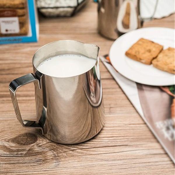 【説明】ステンレススチール製で、耐久性もあります。ミルクジャグ、泡立ちミルク、コーヒーに最適です。ミルクミキシングと注ぎに最適です。【仕様】材質：ステンレススチール容量：350mlトップ直径： 65mm / 2.56インチベース直径： 78...