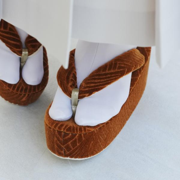 唯一無二の豪華な生地感に目を奪われる草履が完成。パイル織物日本一の生産地「高野口町」にて織り上げられた国産生地で作り上げました。紀ノ川の豊富な伏流水を利用した染色、プリント、仕上げ加工。工程のすべてを同じ工場で一貫製作しているこだわりの生地...