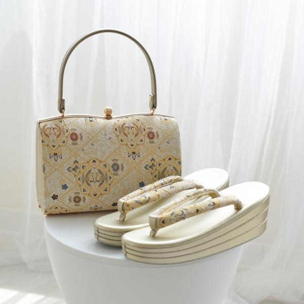礼装用の草履バッグセット。式典などのフォーマルなシーンにどうぞ。※生地の裁断位置により柄の出方が変わる場合がございます。・草履全長 約23.5cm幅 約7.5cmかかとの高さ 約7cm・バッグ高さ 約13cm（持ち手除く）幅 約21cm奥行...
