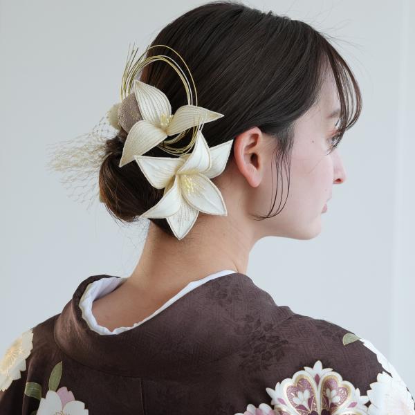 特別な日をより美しく彩る、和モダンな髪飾り7点セット繊細な百合の造花を中心に伝統的な水引や華やかな毬、柔らかなチュールレースなどを組み合わせた、上品で華やかなデザインが魅力です。すべてUピン仕様のため、お好きな位置にアレンジしやすく、和装・...