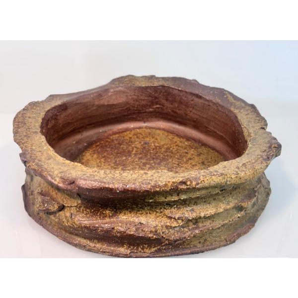 厚みのある、ずっしりした手造り花器です。渋めの色がお花を引き立ててくれます。伊良保とは、李朝時代に焼かれ、桃山時代に伝わりました。表面がざらざらしていて小石を含み、黄色っぽい釉(うわぐすり)をかけたものです。＊商品サイズ：約縦30.5cm×...