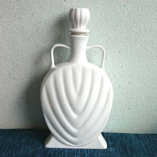 色は３色あります。内容量：960ml【ボトルの使用方法】ボトルに水道水を入れ、1時間ほど置いてからお飲み下さい。 夏場はボトルを冷蔵庫に入れてご利用下さい。冷蔵庫のドア側に収まるよう薄型に作られています。