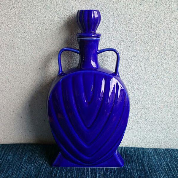 色は３色あります。内容量：960ml【ボトルの使用方法】ボトルに水道水を入れ、1時間ほど置いてからお飲み下さい。 夏場はボトルを冷蔵庫に入れてご利用下さい。冷蔵庫のドア側に収まるよう薄型に作られています。