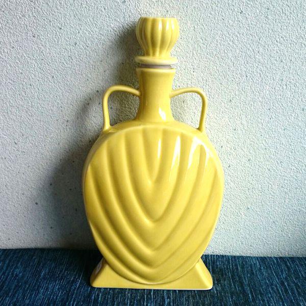 色は３色あります。内容量：960ml【ボトルの使用方法】ボトルに水道水を入れ、1時間ほど置いてからお飲み下さい。 夏場はボトルを冷蔵庫に入れてご利用下さい。冷蔵庫のドア側に収まるよう薄型に作られています。