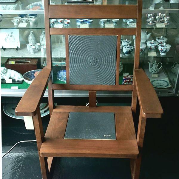 陶板ゆらどんをはめ込んだ特性椅子！背と座る部分に天然ラジウム入り大型陶板をはめ込んでいます。イスの座位の寸法は幅が54cmもありゆったりと座ることが出来ます。陶板の下にはヒーティングプレート（カーボン）を使用しております。背もたれの角度も心...