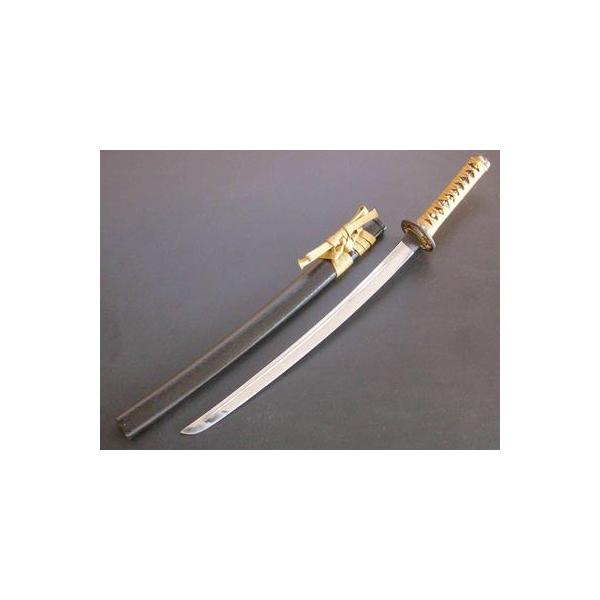 【仕様】■サイズ：[全長]約70cm、[刃渡]約45cm、[柄長]約17.5cm■重量：[総重量]約760g、[鞘払い]約570g■材質：[鞘]朴の木、[柄]プラ製（黒鮫）、[金具]合金、[下緒]人絹 金茶糸、[柄糸]人絹 金茶糸■生産国：日本