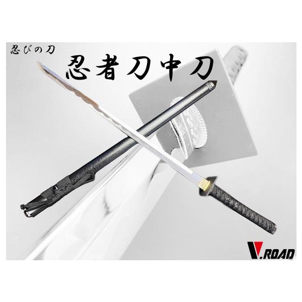 全長 約９８ｃｍ刃渡り 約６2ｃｍ刃材 亜鉛合金ダイキャスト、銅・クロムメッキ鞘材 天然木、ウレタン塗装包装 カートン箱入り包装重量 （鞘あり）約1.2ｋｇ（鞘なし）約950ｇ生産国 日本（岐阜県関市）備考欄 刀袋は付いておりません。忍者刀...