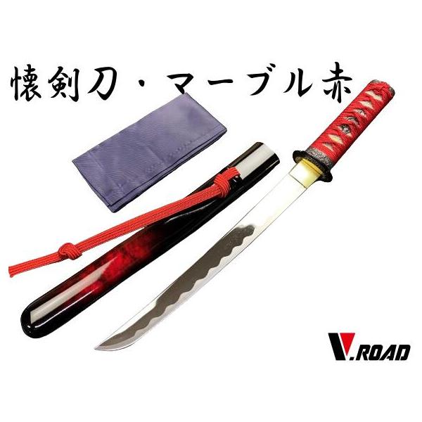 2色から選んで頂けます。全長 約４７ｃｍ刃渡り 約２７ｃｍ重量（鞘を払って） 約３６８ｇ重量（鞘込み） 約４７６ｇ刃紋 湾れ刃刃材 亜鉛合金ダイキャスト、銅・クロームメッキ柄材 樹脂、人絹捻巻鞘材 天然木、マーブル赤（ウレタン塗装）包装 １...