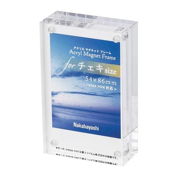 丈夫なアクリル製の為、机上のインテリアにぴったり。マグネットで挟んで固定する為、写真の差し替えが簡単です。厚みがあるのでスタンドなしで自立します。●フレーム外形寸法：タテ86×ヨコ54×厚み25mm●フレーム重量：約130g●収納用紙寸法：...