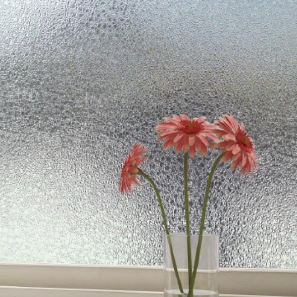 水で貼れる厚手のガラスフィルムです。プロ用よりも厚みがありますので個人差はありますが扱いやすく貼りやすいです。窓ガラス以外に建具のガラス面、家具のガラス面にも貼れます。デザインは、型板ガラス風のレトロ調ですのでお部屋のインテリアの一部として...