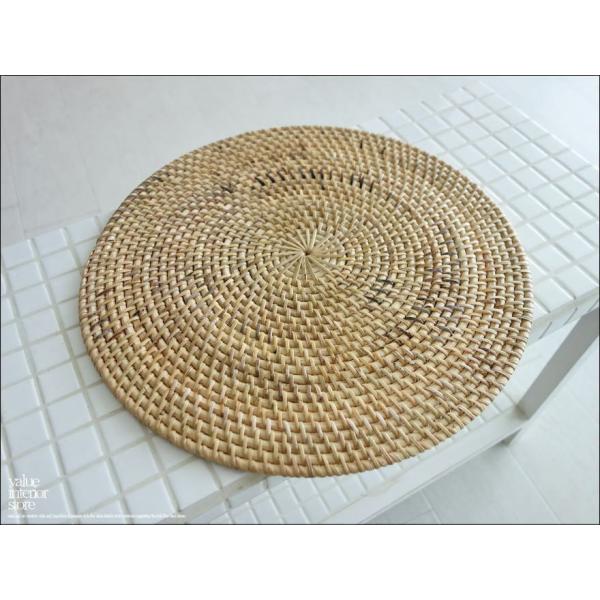 手編みのランチョンマット。表面は無塗装のナチュラルな仕上がりです。