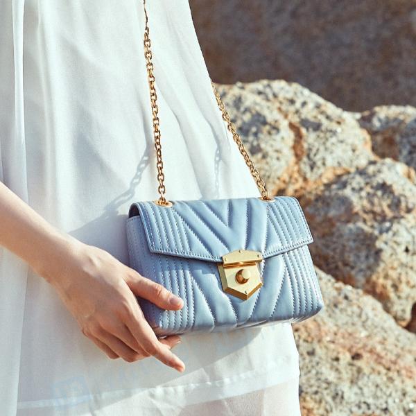 明るい ショルダーバッグ レディース オシャレ カジュアル 小さい 大人 シンプル デート 本革 ギフト