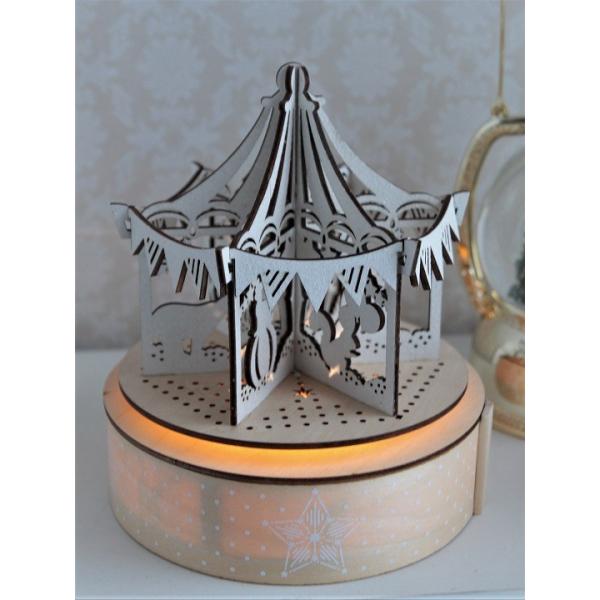 繊細にレーザーカットして作られた人気のウッドライトシリーズ。 ドイツのエルツ地方発祥の木製クリスマス装飾です。 ナチュラルな木にキラキラの白が良いアクセントになっています。 伝統的でナチュラルなウッドの飾りで、クリスマスを盛り上げましょう。...