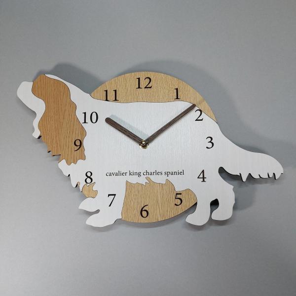 はみだしワンちゃん（犬）壁掛け時計シリーズ　職人が作る、手作りの壁掛け時計。もちろん日本製です。こちらの商品は1点1点手作りで作成します。ご注文を頂いてから、心を込めて作らせていただきますので、表記の通り多少お時間をいただきます。名入れ・文...
