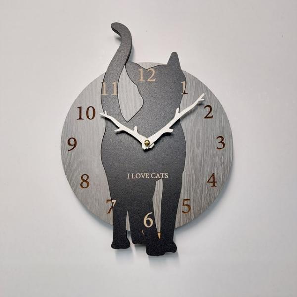 はみだしネコちゃん（猫）壁掛け時計シリーズ　職人が作る、手作りの壁掛け時計。もちろん日本製です。こちらの商品は1点1点手作りで作成します。ご注文を頂いてから、心を込めて作らせていただきますので、表記の通り多少お時間をいただきます。名入れ・文...