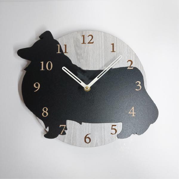 はみだしワンちゃん（犬）壁掛け時計シリーズ　職人が作る、手作りの壁掛け時計。もちろん日本製です。こちらの商品は1点1点手作りで作成します。ご注文を頂いてから、心を込めて作らせていただきますので、表記の通り多少お時間をいただきます。名入れ・文...