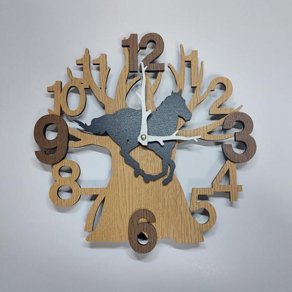木と動物　３D仕様！動物と数字の3・6・9・12が立体的に飛び出しています。職人が作る、手作りの壁掛け時計。もちろん日本製です。こちらの商品は1点1点手作りで作成します。ご注文を頂いてから、心を込めて作らせていただきますので、表記の通り多少...