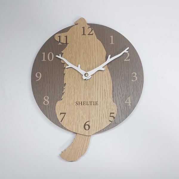 はみだしワンちゃん（犬）振り子が尻尾、壁掛け時計シリーズ　職人が作る、手作りの壁掛け時計。もちろん日本製です。こちらの商品は1点1点手作りで作成します。ご注文を頂いてから、心を込めて作らせていただきますので、表記の通り多少お時間をいただきま...